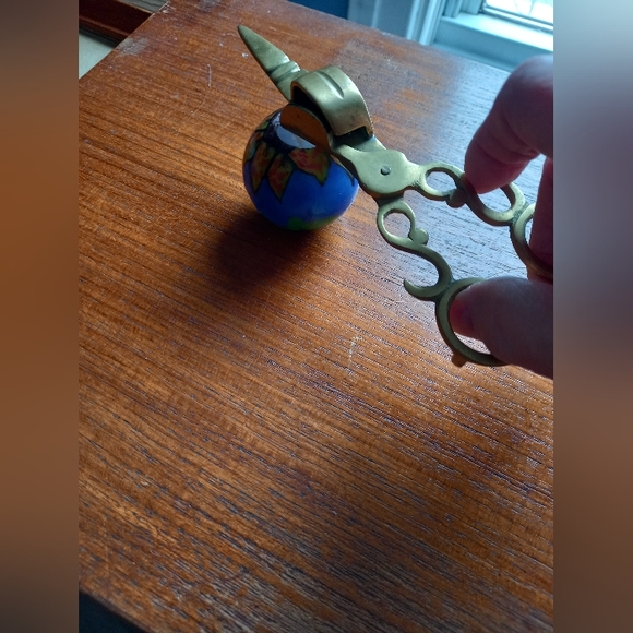 Vintage solid brass scissor style candle snuffer - Picture 5 of 6